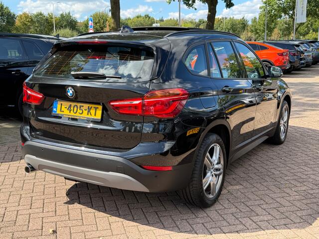 BMW X1 sDrive18i / Panoramadak / Leder / Parkeerhulp V+A / Navigatie / 17'' / Stoelverwarming / Cruise Control