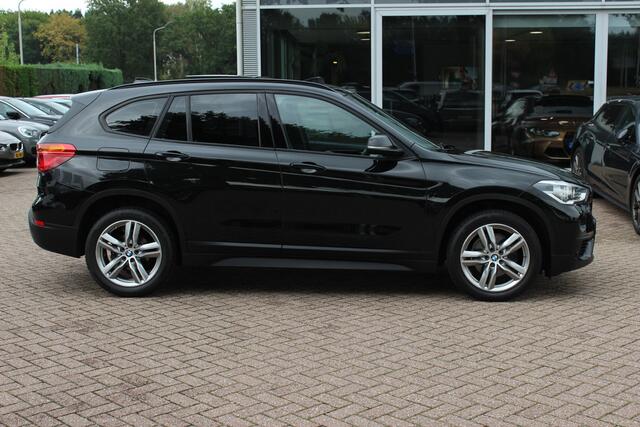 BMW X1 sDrive18i / Panoramadak / Leder / Parkeerhulp V+A / Navigatie / 17'' / Stoelverwarming / Cruise Control
