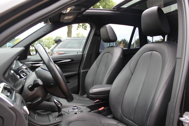BMW X1 sDrive18i / Panoramadak / Leder / Parkeerhulp V+A / Navigatie / 17'' / Stoelverwarming / Cruise Control