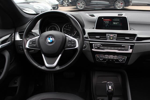BMW X1 sDrive18i / Panoramadak / Leder / Parkeerhulp V+A / Navigatie / 17'' / Stoelverwarming / Cruise Control