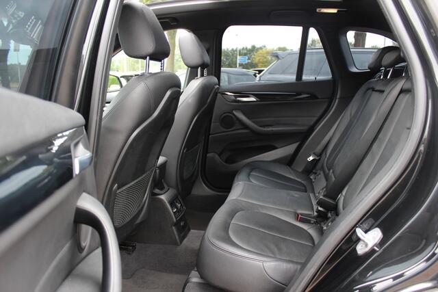 BMW X1 sDrive18i / Panoramadak / Leder / Parkeerhulp V+A / Navigatie / 17'' / Stoelverwarming / Cruise Control