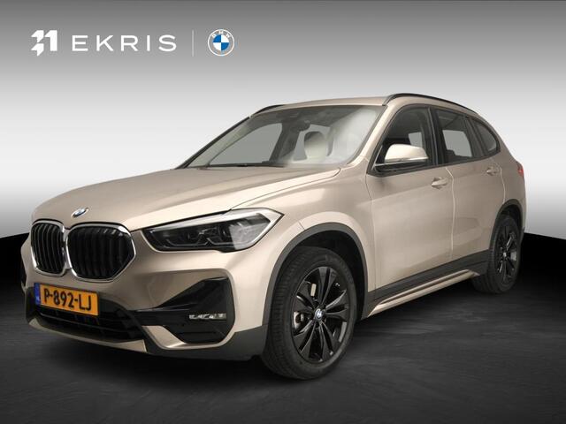 BMW X1 sDrive18i | Handbak !! | LED | Leder | HUD | Sportstoelen | Clima | PDC | DAB | Hifi speakers | Alu 18 inch