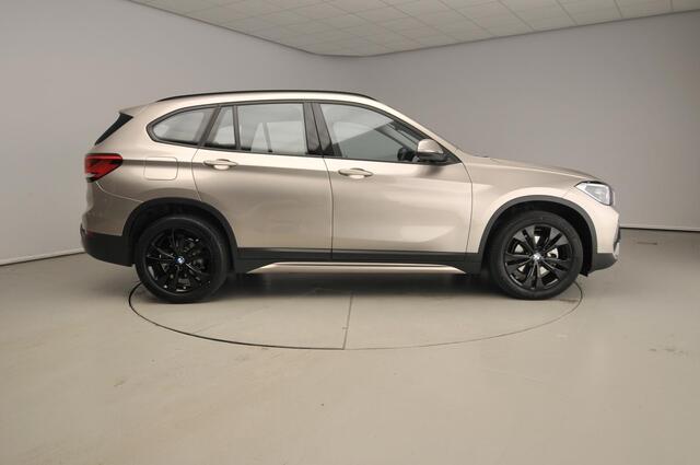 BMW X1 sDrive18i | Handbak !! | LED | Leder | HUD | Sportstoelen | Clima | PDC | DAB | Hifi speakers | Alu 18 inch