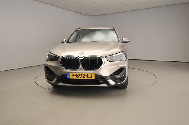 BMW X1 sDrive18i | Handbak !! | LED | Leder | HUD | Sportstoelen | Clima | PDC | DAB | Hifi speakers | Alu 18 inch