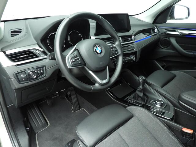 BMW X1 sDrive18i | Handbak !! | LED | Leder | HUD | Sportstoelen | Clima | PDC | DAB | Hifi speakers | Alu 18 inch