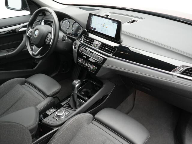 BMW X1 xDrive25e Sportline PHEV 221pk Dealer O.H | Trekhaak Afn. | Camera | Harman / Kardon | Head Up | Sporstoelen Verwarmd | Cruise Control | Carplay | Sfeerverlichting | Navigatie | DAB | 18"L.M | Plug In Hybrid |