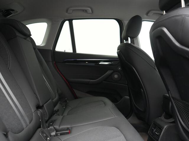 BMW X1 xDrive25e Sportline PHEV 221pk Dealer O.H | Trekhaak Afn. | Camera | Harman / Kardon | Head Up | Sporstoelen Verwarmd | Cruise Control | Carplay | Sfeerverlichting | Navigatie | DAB | 18"L.M | Plug In Hybrid |