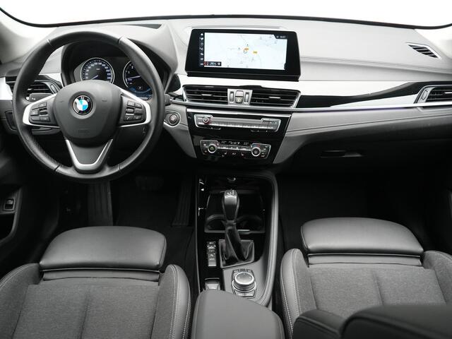 BMW X1 xDrive25e Sportline PHEV 221pk Dealer O.H | Trekhaak Afn. | Camera | Harman / Kardon | Head Up | Sporstoelen Verwarmd | Cruise Control | Carplay | Sfeerverlichting | Navigatie | DAB | 18"L.M | Plug In Hybrid |