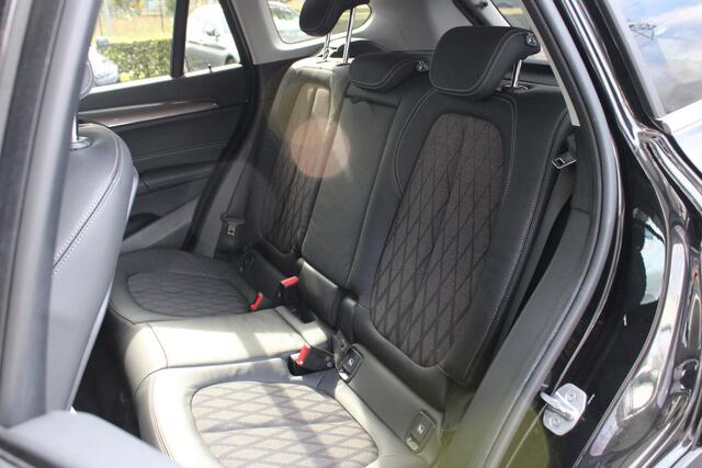 BMW X1 sDrive20i xLine Automaat / Comfort Access / Achteruitrijcamera / Head-Up / LED