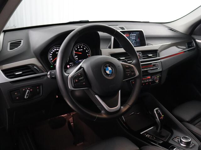 BMW X1 sDrive18i High Executive (Afn. Trekhaak / Carplay / Camera / Cruise / Navi / Stoelverw.)