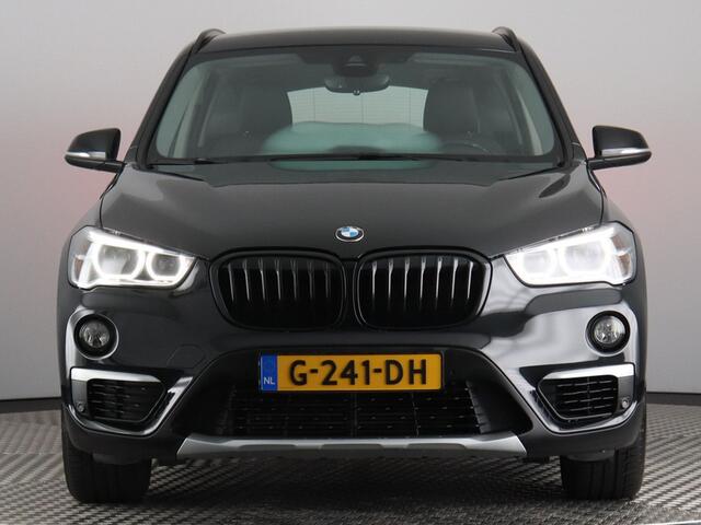 BMW X1 sDrive18i High Executive (Afn. Trekhaak / Carplay / Camera / Cruise / Navi / Stoelverw.)