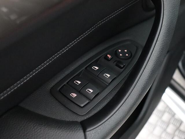 BMW X1 sDrive18i High Executive (Afn. Trekhaak / Carplay / Camera / Cruise / Navi / Stoelverw.)