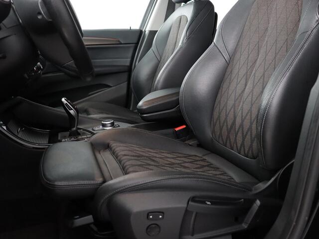 BMW X1 sDrive18i High Executive (Afn. Trekhaak / Carplay / Camera / Cruise / Navi / Stoelverw.)