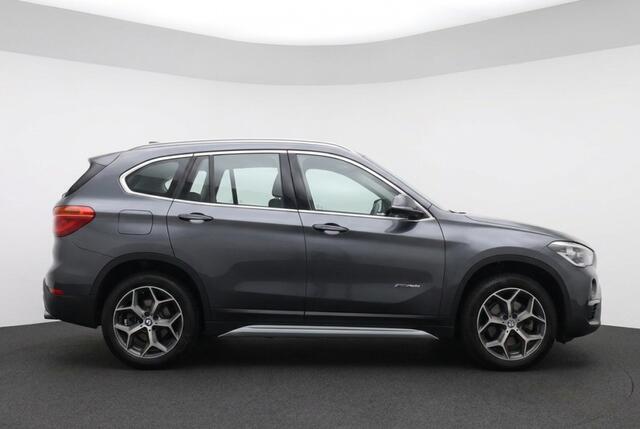 BMW X1 sDrive20i Orange Edition 192PK Panorama dak | Leder | HUD | Stoelverwarming