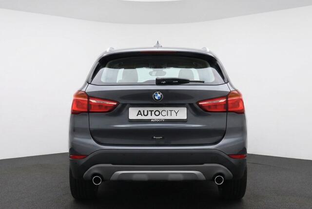 BMW X1 sDrive20i Orange Edition 192PK Panorama dak | Leder | HUD | Stoelverwarming
