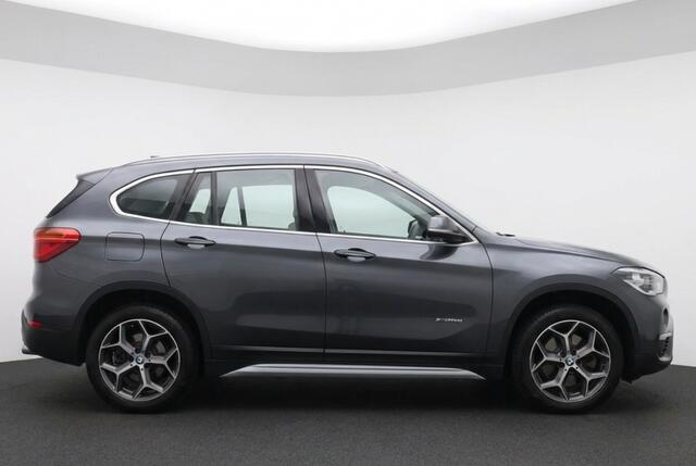BMW X1 sDrive20i Orange Edition 192PK Panorama dak | Leder | HUD | Stoelverwarming