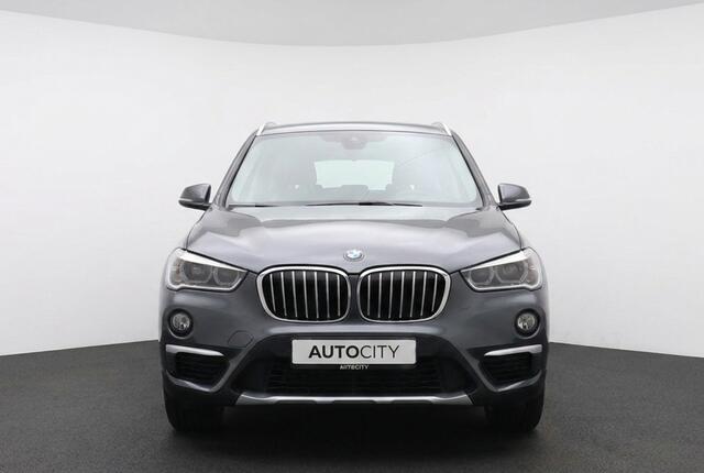BMW X1 sDrive20i Orange Edition 192PK Panorama dak | Leder | HUD | Stoelverwarming
