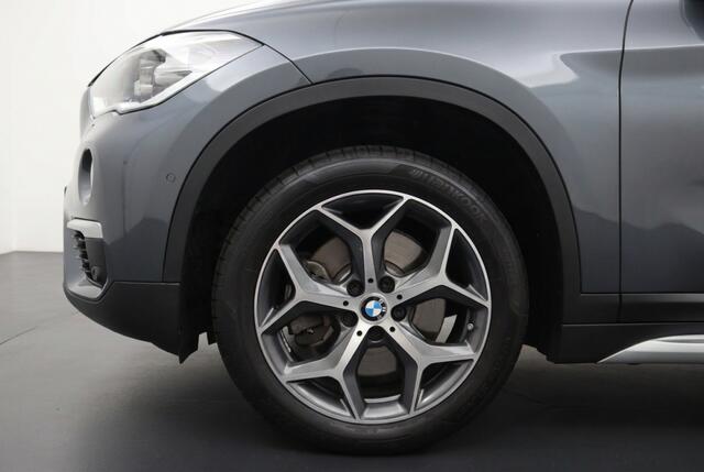 BMW X1 sDrive20i Orange Edition 192PK Panorama dak | Leder | HUD | Stoelverwarming