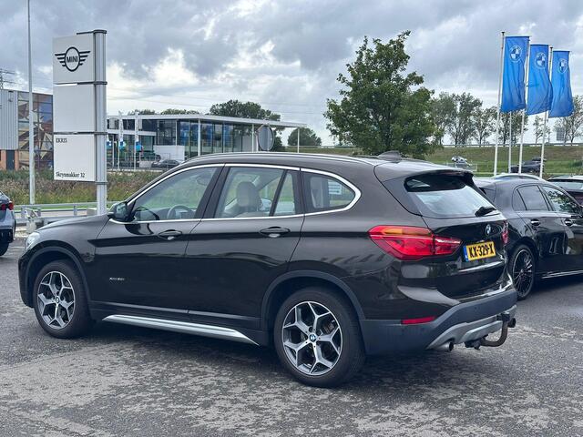 BMW X1 xDrive20i Centennial High Executive | Dealer onderhouden | Trekhaak | Camera | Active Cruise | Harman/Kardon | Leder | 18"