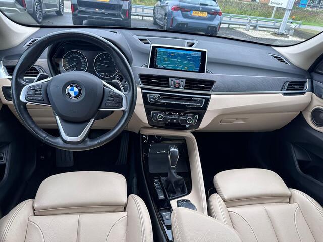 BMW X1 xDrive20i Centennial High Executive | Dealer onderhouden | Trekhaak | Camera | Active Cruise | Harman/Kardon | Leder | 18"