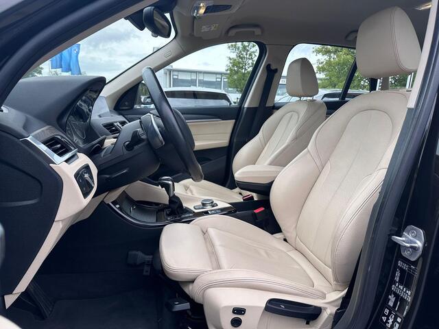 BMW X1 xDrive20i Centennial High Executive | Dealer onderhouden | Trekhaak | Camera | Active Cruise | Harman/Kardon | Leder | 18"