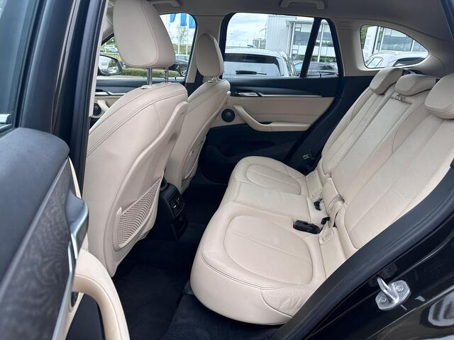 BMW X1 xDrive20i Centennial High Executive | Dealer onderhouden | Trekhaak | Camera | Active Cruise | Harman/Kardon | Leder | 18"