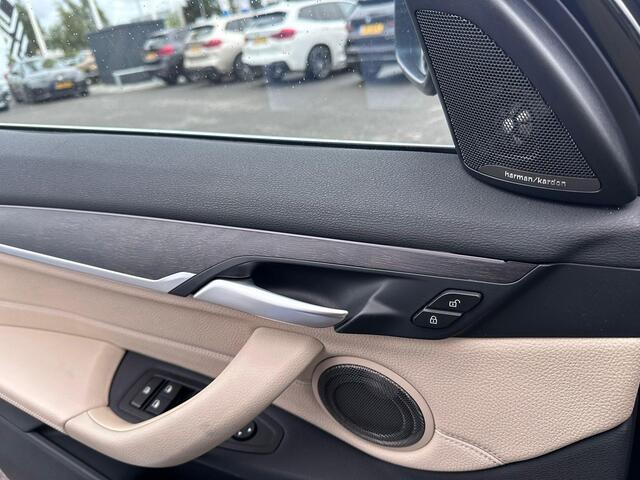 BMW X1 xDrive20i Centennial High Executive | Dealer onderhouden | Trekhaak | Camera | Active Cruise | Harman/Kardon | Leder | 18"