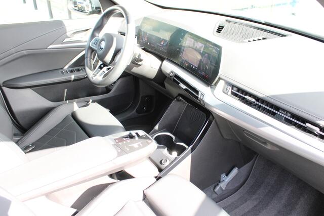 BMW X1 xDrive25e M Sport Automaat / Sportstoelen / Achteruitrijcamera / M Adaptief onderstel / Stoelverwarming