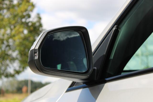 BMW X1 xDrive25e M Sport Automaat / Sportstoelen / Achteruitrijcamera / M Adaptief onderstel / Stoelverwarming