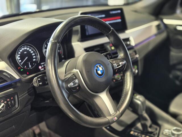 BMW X1 xDrive25e High Executive M-Sport | Panorama | 19" | HUD | Trekhaak | Camera | Stoelverwarming