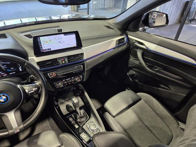 BMW X1 xDrive25e High Executive M-Sport | Panorama | 19" | HUD | Trekhaak | Camera | Stoelverwarming