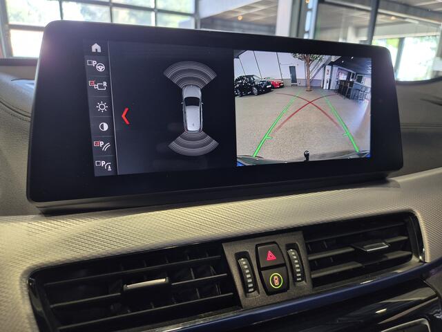BMW X1 xDrive25e High Executive M-Sport | Panorama | 19" | HUD | Trekhaak | Camera | Stoelverwarming