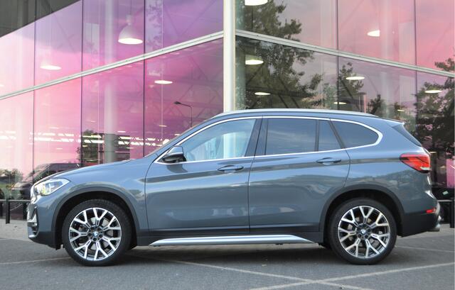 BMW X1 sDrive20i High Executive xLine Automaat / Panoramadak / Trekhaak / Sportstoelen / Achteruitrijcamera / Head-Up / Stoelverwarming