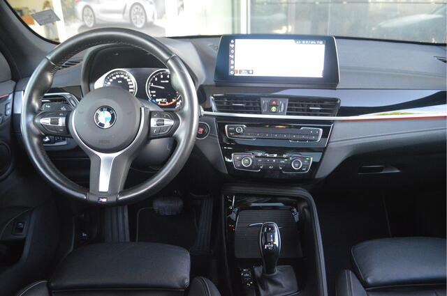 BMW X1 sDrive20i High Executive xLine Automaat / Panoramadak / Trekhaak / Sportstoelen / Achteruitrijcamera / Head-Up / Stoelverwarming