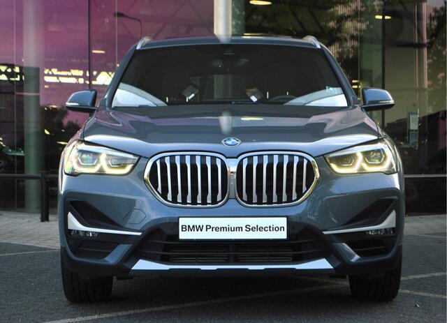 BMW X1 sDrive20i High Executive xLine Automaat / Panoramadak / Trekhaak / Sportstoelen / Achteruitrijcamera / Head-Up / Stoelverwarming