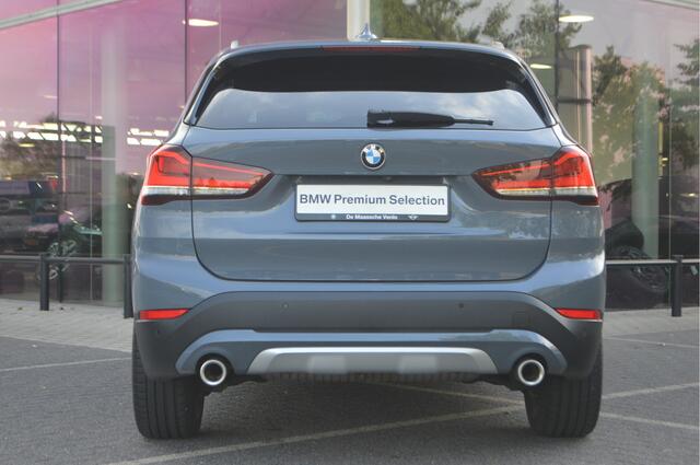 BMW X1 sDrive20i High Executive xLine Automaat / Panoramadak / Trekhaak / Sportstoelen / Achteruitrijcamera / Head-Up / Stoelverwarming