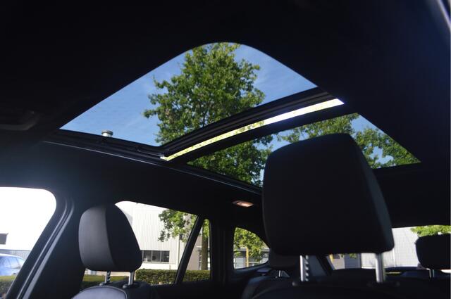 BMW X1 sDrive20i High Executive xLine Automaat / Panoramadak / Trekhaak / Sportstoelen / Achteruitrijcamera / Head-Up / Stoelverwarming
