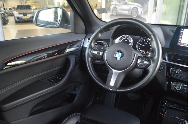 BMW X1 sDrive20i High Executive xLine Automaat / Panoramadak / Trekhaak / Sportstoelen / Achteruitrijcamera / Head-Up / Stoelverwarming