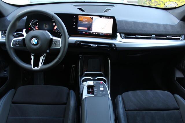 BMW X1 sDrive18i M-Sport | Panorama dak | Elektrisch wegklapbare trekhaak | Stoelverwarming | Achteruitrijcamera | Elektrische kofferbakklep | Keyless entry/start | Half leder/alcantara | Draadloze telefoonlader | Apple CarPlay/Android Auto | Navigatie | Climate controle | Parkeersensoren V+A |