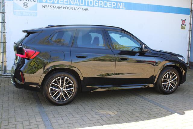 BMW X1 sDrive18i M-Sport | Panorama dak | Elektrisch wegklapbare trekhaak | Stoelverwarming | Achteruitrijcamera | Elektrische kofferbakklep | Keyless entry/start | Half leder/alcantara | Draadloze telefoonlader | Apple CarPlay/Android Auto | Navigatie | Climate controle | Parkeersensoren V+A |