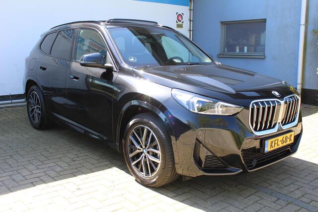 BMW X1 sDrive18i M-Sport | Panorama dak | Elektrisch wegklapbare trekhaak | Stoelverwarming | Achteruitrijcamera | Elektrische kofferbakklep | Keyless entry/start | Half leder/alcantara | Draadloze telefoonlader | Apple CarPlay/Android Auto | Navigatie | Climate controle | Parkeersensoren V+A |
