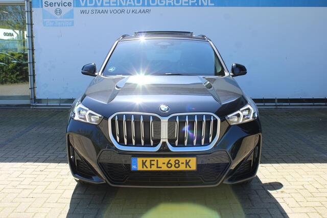 BMW X1 sDrive18i M-Sport | Panorama dak | Elektrisch wegklapbare trekhaak | Stoelverwarming | Achteruitrijcamera | Elektrische kofferbakklep | Keyless entry/start | Half leder/alcantara | Draadloze telefoonlader | Apple CarPlay/Android Auto | Navigatie | Climate controle | Parkeersensoren V+A |