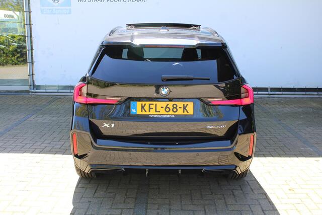 BMW X1 sDrive18i M-Sport | Panorama dak | Elektrisch wegklapbare trekhaak | Stoelverwarming | Achteruitrijcamera | Elektrische kofferbakklep | Keyless entry/start | Half leder/alcantara | Draadloze telefoonlader | Apple CarPlay/Android Auto | Navigatie | Climate controle | Parkeersensoren V+A |