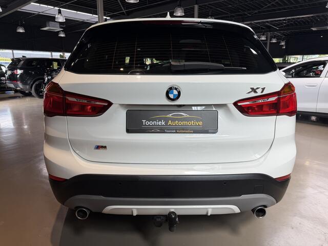 BMW X1 sDrive20i Executive M-PAKKET AUTOMAAT | LEDER | NAVIGATIE |