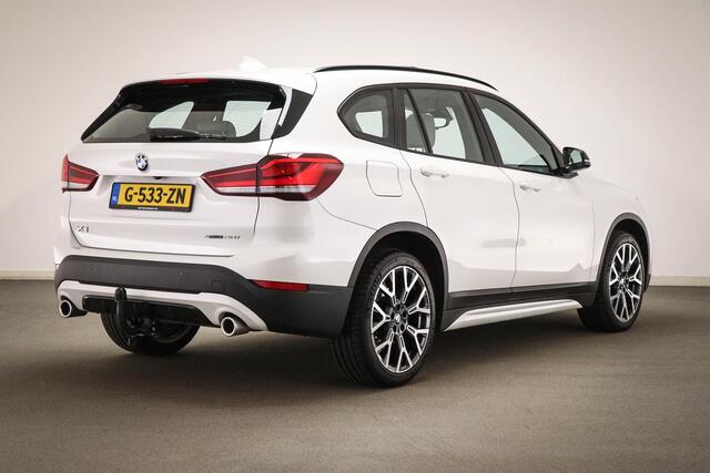 BMW X1 sDrive20i High Executive Edition | PANORAMADAK | HEAD UP | LEDER | HARMAN KARDON | DAB | TREKHAAK | 19"
