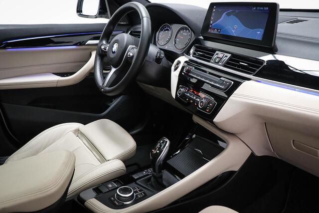 BMW X1 sDrive20i High Executive Edition | PANORAMADAK | HEAD UP | LEDER | HARMAN KARDON | DAB | TREKHAAK | 19"