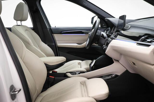 BMW X1 sDrive20i High Executive Edition | PANORAMADAK | HEAD UP | LEDER | HARMAN KARDON | DAB | TREKHAAK | 19"