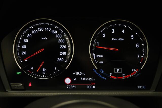 BMW X1 sDrive20i High Executive Edition | PANORAMADAK | HEAD UP | LEDER | HARMAN KARDON | DAB | TREKHAAK | 19"