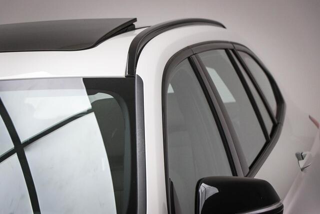 BMW X1 sDrive20i High Executive Edition | PANORAMADAK | HEAD UP | LEDER | HARMAN KARDON | DAB | TREKHAAK | 19"