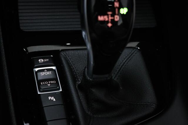 BMW X1 sDrive20i High Executive Edition | PANORAMADAK | HEAD UP | LEDER | HARMAN KARDON | DAB | TREKHAAK | 19"